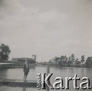 1930-1950, miejsce nieznane, Polska.
Chłopiec. Stoi na kładce na jeziorze.
Fot. NN, kolekcja rodziny Walińskich, zbiory Fundacji Ośrodka KARTA