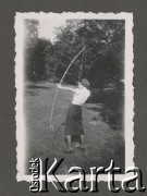1930-1950, miejsce nieznane, Polska.
Kobieta. Strzela z łuku.
Fot. NN, kolekcja rodziny Walińskich, zbiory Fundacji Ośrodka KARTA