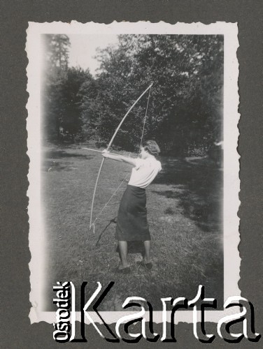 1930-1950, miejsce nieznane, Polska.
Kobieta. Strzela z łuku.
Fot. NN, kolekcja rodziny Walińskich, zbiory Fundacji Ośrodka KARTA