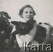 1930-1950, miejsce nieznane, Polska.
Dziewczyna. Trzyma psa.
Fot. NN, kolekcja rodziny Walińskich, zbiory Fundacji Ośrodka KARTA