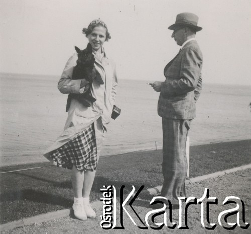 1930-1950, miejsce nieznane, Polska.
Dziewczyna trzyma psa, mężczyzna pali papierosa.
Fot. NN, kolekcja rodziny Walińskich, zbiory Fundacji Ośrodka KARTA
