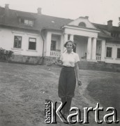 1930-1950, Sokola Góra, Polska.
Dziewczyna z psem. W tle dwór.
Fot. NN, kolekcja rodziny Walińskich, zbiory Fundacji Ośrodka KARTA