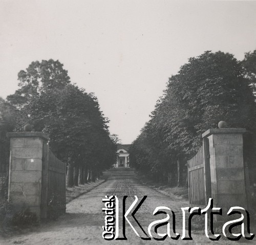 1930-1950, Sokola Góra, Polska.
Brama wjazdowa. W oddali widać dwór.
Fot. NN, kolekcja rodziny Walińskich, zbiory Fundacji Ośrodka KARTA