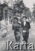 1930-1950, miejsce nieznane, Polska.
Kobiety na spacerze.
Fot. NN, kolekcja rodziny Walińskich, zbiory Fundacji Ośrodka KARTA
