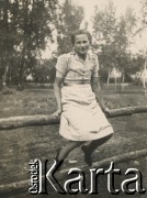 1930-1950, miejsce nieznane, Polska.
Dziewczyna siedzi na ogrodzeniu.
Fot. NN, kolekcja rodziny Walińskich, zbiory Fundacji Ośrodka KARTA