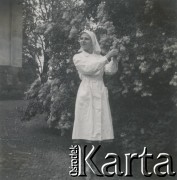 1930-1950, miejsce nieznane, Polska.
Pielęgniarka w ogrodzie.
Fot. NN, kolekcja rodziny Walińskich, zbiory Fundacji Ośrodka KARTA