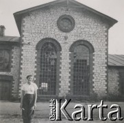 1930-1950, miejsce nieznane, Polska.
Kobieta. Stoi przed budynkiem.
Fot. NN, kolekcja rodziny Walińskich, zbiory Fundacji Ośrodka KARTA