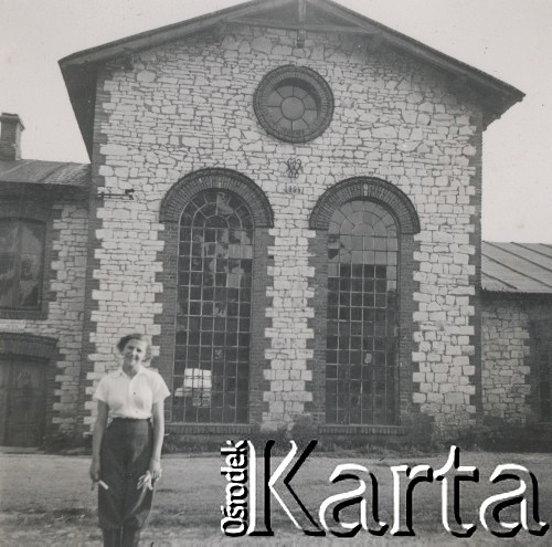 1930-1950, miejsce nieznane, Polska.
Kobieta. Stoi przed budynkiem.
Fot. NN, kolekcja rodziny Walińskich, zbiory Fundacji Ośrodka KARTA