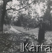 1930-1950, miejsce nieznane, Polska.
Dziewczyna z psem na spacerze.
Fot. NN, kolekcja rodziny Walińskich, zbiory Fundacji Ośrodka KARTA