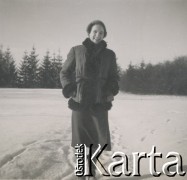 1930-1950, miejsce nieznane, Polska.
Dziewczyna. Stoi na śniegu.
Fot. NN, kolekcja rodziny Walińskich, zbiory Fundacji Ośrodka KARTA