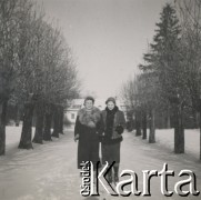 1930-1950, Sokola Góra, Polska.
Zima. Dwie kobiety stoją na drodze prowadzącej do dworu.
Fot. NN, kolekcja rodziny Walińskich, zbiory Fundacji Ośrodka KARTA