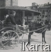 1930-1950, Siena, Włochy.
Miasto. Kobieta w powozie konnym.
Fot. NN, kolekcja rodziny Walińskich, zbiory Fundacji Ośrodka KARTA