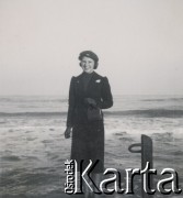 1930-1950, miejsce nieznane, Włochy.
Kobieta nad morzem.
Fot. NN, kolekcja rodziny Walińskich, zbiory Fundacji Ośrodka KARTA