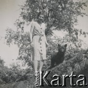 1930-1950, miejsce nieznane, Polska.
Dziewczyna i pies. Przechodzą po drzewie.
Fot. NN, kolekcja rodziny Walińskich, zbiory Fundacji Ośrodka KARTA