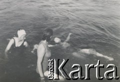 1930-1950, miejsce nieznane, Polska.
Kobiety. Pływają w jeziorze.
Fot. NN, kolekcja rodziny Walińskich, zbiory Fundacji Ośrodka KARTA