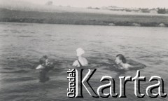 1930-1950, miejsce nieznane, Polska.
Kobiety. Pływają w jeziorze.
Fot. NN, kolekcja rodziny Walińskich, zbiory Fundacji Ośrodka KARTA