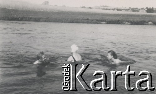 1930-1950, miejsce nieznane, Polska.
Kobiety. Pływają w jeziorze.
Fot. NN, kolekcja rodziny Walińskich, zbiory Fundacji Ośrodka KARTA