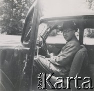 1930-1950, miejsce nieznane, Polska.
Mężczyzna w samochodzie.
Fot. NN, kolekcja rodziny Walińskich, zbiory Fundacji Ośrodka KARTA