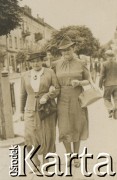 1930-1950, miejsce nieznane, Polska.
Kobiety na spacerze.
Fot. NN, kolekcja rodziny Walińskich, zbiory Fundacji Ośrodka KARTA