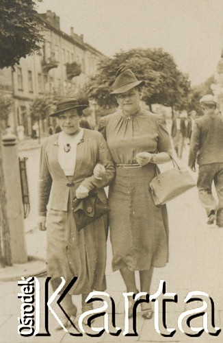 1930-1950, miejsce nieznane, Polska.
Kobiety na spacerze.
Fot. NN, kolekcja rodziny Walińskich, zbiory Fundacji Ośrodka KARTA