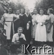 1930-1950, miejsce nieznane, Polska.
Portret grupowy. Z przodu pies.
Fot. NN, kolekcja rodziny Walińskich, zbiory Fundacji Ośrodka KARTA