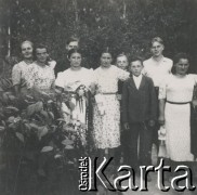 1930-1950, miejsce nieznane, Polska.
Portret grupowy między krzewami i drzewami.
Fot. NN, kolekcja rodziny Walińskich, zbiory Fundacji Ośrodka KARTA