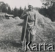 1930-1950, miejsce nieznane, Polska.
Żniwa. Kobieta z kosą.
Fot. NN, kolekcja rodziny Walińskich, zbiory Fundacji Ośrodka KARTA