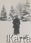 1930-1950, miejsce nieznane, Polska.
Zima. Dziewczyna z psem.
Fot. NN, kolekcja rodziny Walińskich, zbiory Fundacji Ośrodka KARTA