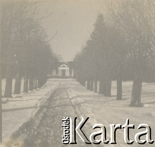 1930-1950, Sokola Góra, Polska.
Zima. Aleja drzewa przed dworem.
Fot. NN, kolekcja rodziny Walińskich, zbiory Fundacji Ośrodka KARTA