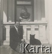 1930-1950, Sokola Góra, Polska.
Kobieta, mężczyzna i pies na tarasie dworu.
Fot. NN, kolekcja rodziny Walińskich, zbiory Fundacji Ośrodka KARTA