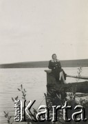 1930-1950, miejsce nieznane, Polska.
Dziewczyna nad jeziorem.
Fot. NN, kolekcja rodziny Walińskich, zbiory Fundacji Ośrodka KARTA