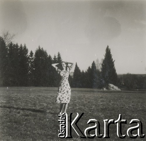 1930-1950, miejsce nieznane, Polska.
Kobieta na polanie.
Fot. NN, kolekcja rodziny Walińskich, zbiory Fundacji Ośrodka KARTA