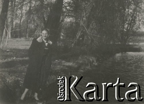 1930-1950, miejsce nieznane, Polska.
Dziewczyna nad rzeką.
Fot. NN, kolekcja rodziny Walińskich, zbiory Fundacji Ośrodka KARTA