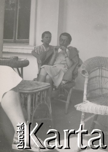 1930-1950, Sokola Góra, Polska.
Kobiety na tarasie.
Fot. NN, kolekcja rodziny Walińskich, zbiory Fundacji Ośrodka KARTA