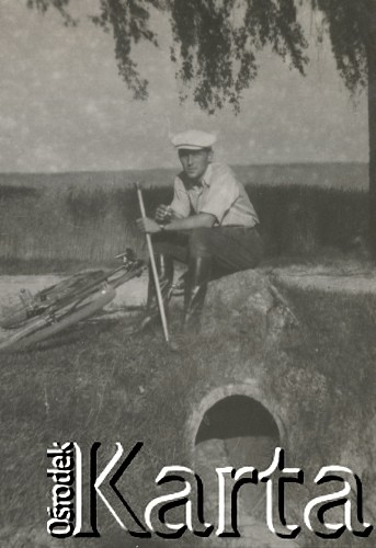 1930-1950, miejsce nieznane, Polska.
Mężczyzna. Zszedł z roweru i pali papierosa.
Fot. NN, kolekcja rodziny Walińskich, zbiory Fundacji Ośrodka KARTA