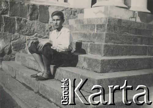 1930-1950, Sokola Góra, Polska.
Chłopiec. Siedzi na schodach dworu.
Fot. NN, kolekcja rodziny Walińskich, zbiory Fundacji Ośrodka KARTA