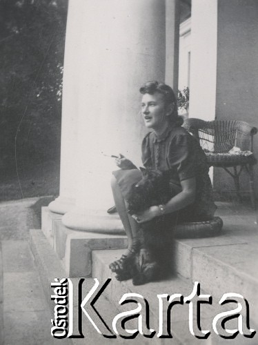 1930-1950, Sokola Góra, Polska.
Kobieta z psem. Pali papierosa.
Fot. NN, kolekcja rodziny Walińskich, zbiory Fundacji Ośrodka KARTA