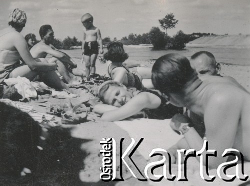 1930-1950, miejsce nieznane, Polska.
Opalanie na plaży.
Fot. NN, kolekcja rodziny Walińskich, zbiory Fundacji Ośrodka KARTA