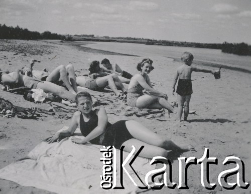 1930-1950, miejsce nieznane, Polska.
Odpoczynek na plaży.
Fot. NN, kolekcja rodziny Walińskich, zbiory Fundacji Ośrodka KARTA