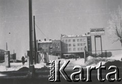 1930-1950, Warszawa, Polska.
Zima. Stołeczne Towarzystwo Handlu Samochodami przy ulicy Kredytowej.
Fot. NN, kolekcja rodziny Walińskich, zbiory Fundacji Ośrodka KARTA