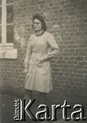 1930-1950, miejsce nieznane, Polska.
Kobieta. Stoi obok budynku.
Fot. NN, kolekcja rodziny Walińskich, zbiory Fundacji Ośrodka KARTA