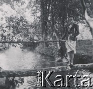 1930-1950, miejsce nieznane, Polska.
Kobieta. Stoi na kładce nad rzeką.
Fot. NN, kolekcja rodziny Walińskich, zbiory Fundacji Ośrodka KARTA