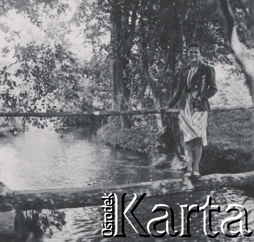 1930-1950, miejsce nieznane, Polska.
Kobieta. Stoi na kładce nad rzeką.
Fot. NN, kolekcja rodziny Walińskich, zbiory Fundacji Ośrodka KARTA