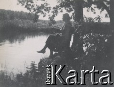 1930-1950, miejsce nieznane, Polska.
Kobieta nad rzeką.
Fot. NN, kolekcja rodziny Walińskich, zbiory Fundacji Ośrodka KARTA