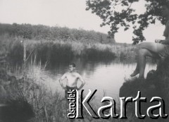 1930-1950, miejsce nieznane, Polska.
Mężczyzna i kobieta nad jeziorem.
Fot. NN, kolekcja rodziny Walińskich, zbiory Fundacji Ośrodka KARTA