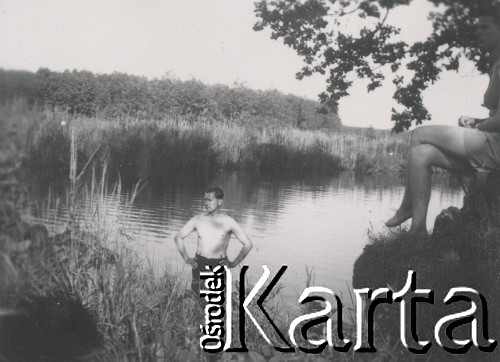 1930-1950, miejsce nieznane, Polska.
Mężczyzna i kobieta nad jeziorem.
Fot. NN, kolekcja rodziny Walińskich, zbiory Fundacji Ośrodka KARTA