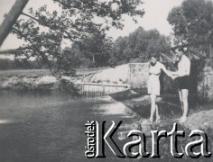 1930-1950, miejsce nieznane, Polska.
Mężczyzna i kobieta nad rzeką.
Fot. NN, kolekcja rodziny Walińskich, zbiory Fundacji Ośrodka KARTA