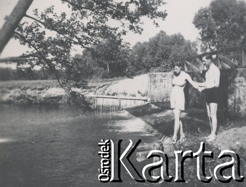 1930-1950, miejsce nieznane, Polska.
Mężczyzna i kobieta nad rzeką.
Fot. NN, kolekcja rodziny Walińskich, zbiory Fundacji Ośrodka KARTA