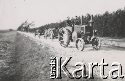 1930-1950, miejsce nieznane, Polska.
Meżczyźni jadą traktorem.
Fot. NN, kolekcja rodziny Walińskich, zbiory Fundacji Ośrodka KARTA
