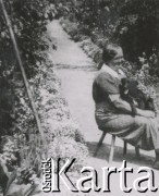 1930-1950, miejsce nieznane, Polska.
Kobieta z psem.
Fot. NN, kolekcja rodziny Walińskich, zbiory Fundacji Ośrodka KARTA